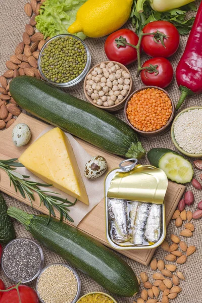 Conjunto de alimentos saludables: sardinas de queso, verduras de hoja, nueces de frijol — Foto de Stock