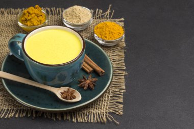 Siyah arkaplanda altın latte, yemek malzemeleri.. 