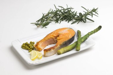 Izgara somon yeşil bezelye, limonlu biberiye filizi. Kırmızı balık kaynağı omega -3