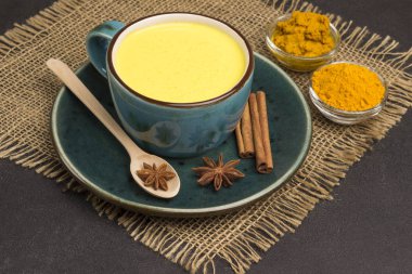 Yemekler için malzemeli altın latte: zencefil ve zerdeçal