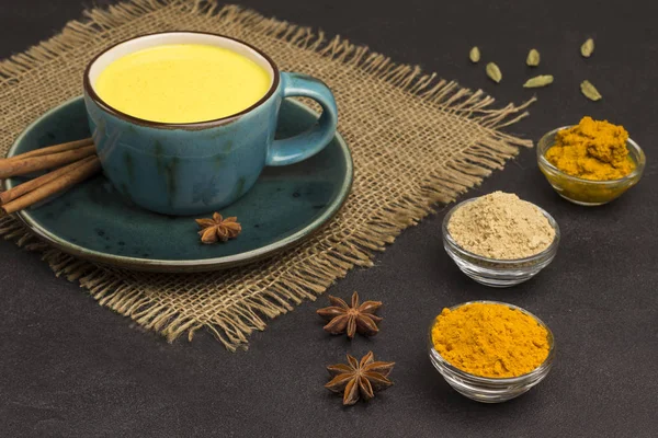 Bitkisel terapi konsepti. Yemekler için malzemeli altın latte.