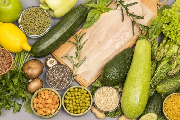 Concepto de comida saludable, verduras verdes, semillas nueces, carne de pollo — Foto de Stock