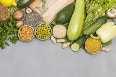 Dengeli yemek takımı, yeşil sebzeler, çekirdekler, tavuk eti.