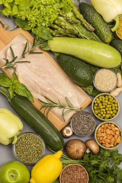 Concepto de comida saludable, verduras verdes, semillas nueces, carne de pollo — Foto de Stock