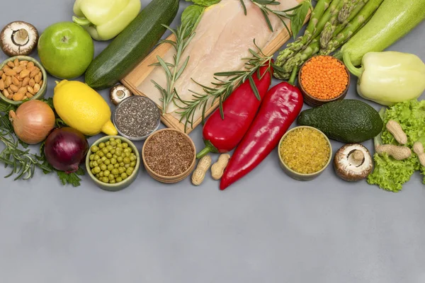 Concepto de comida saludable, verduras verdes semillas nueces, carne de pollo — Foto de Stock