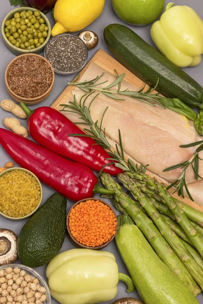 Concepto de comida saludable, verduras rojas verdes, semillas nueces, esterilla de pollo — Foto de Stock