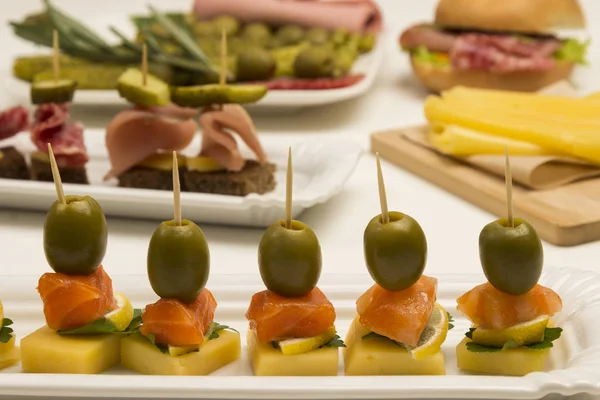 Diferentes canapés con salmón, pepino, tomate, queso, carne . — Foto de Stock