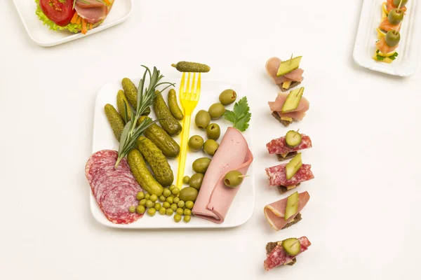 Canapés diferentes com salmão, pepino, tomate, queijo, carne — Fotografia de Stock