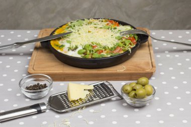 Ev yapımı yemek, bıçak ve çatal, zeytin rendesi. 