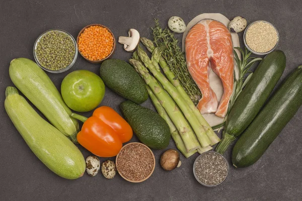 Conjunto de alimentos saludables, salmón, verduras, frijoles, nueces, quinua — Foto de Stock