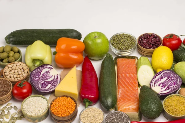 Alimentos ricos en ácidos grasos, proteínas, omega-3: salmón, queso — Foto de Stock