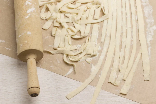 Rodillo y masa cortados en tiras — Foto de Stock