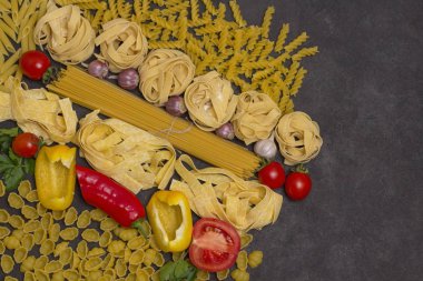 Sebzeli, domatesli, sarı ve kırmızı biberli pişmemiş makarna.,