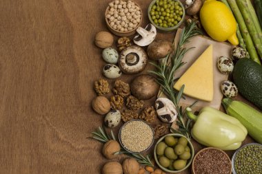 Sağlıklı yiyecekler: peynir yapraklı sebzeler, fasulye fındıkları, kinoa.