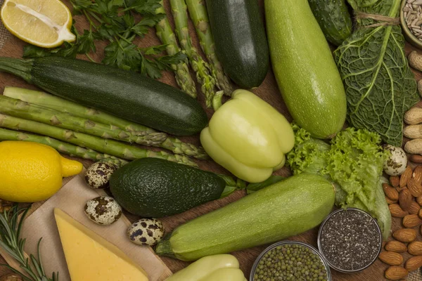 Набор здоровой пищи: сыр, зеленые овощи, орехи и семена — стоковое фото