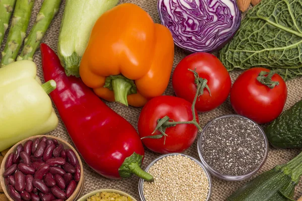 Conjunto de productos para la nutrición vegetariana: tomate, pimiento espárragos — Foto de Stock