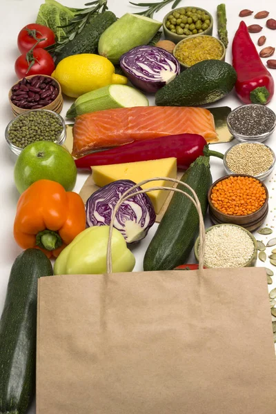Conjunto de alimentos saludables para una nutrición equilibrada: salmón, queso vegetal — Foto de Stock