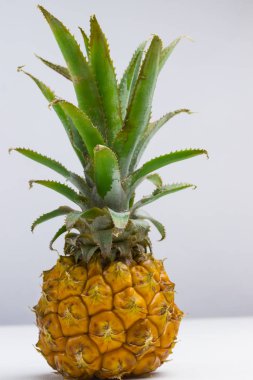 Beyaz arka planda ananas. Kilo verme konsepti