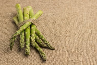 Yeşil kuşkonmaz besin lifinin kaynağı