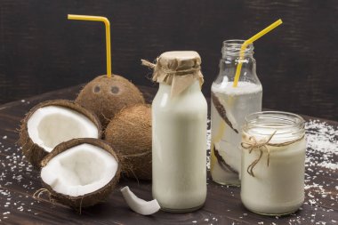Hindistan cevizi ve hindistan cevizi gevreği, hindistan cevizi içeceği. Besleyici sebze yemekleri.