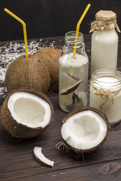 Bevanda al cocco, noci di cocco e fiocchi di cocco. Noci di cocco e cocco — Foto Stock