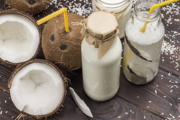 Кокосы и кокосовые хлопья, кокосовый напиток. Питательные овощи — стоковое фото