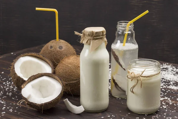 Кокосы и кокосовые хлопья, кокосовый напиток. Питательные овощные продукты — стоковое фото
