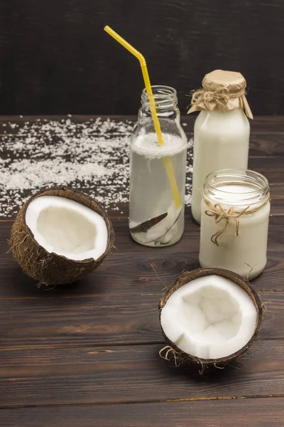 Bevanda al cocco, noci di cocco e fiocchi di cocco. Noci di cocco e cocco — Foto Stock