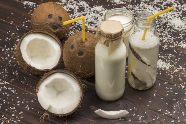 Müsli kahvaltıyı dengeledi. Meyveler, böğürtlen tohumları, fındıklar sağlıklı diyet vejetaryen yemekleri. Üst manzara ahşap arka plan. Boşluğu kopyala