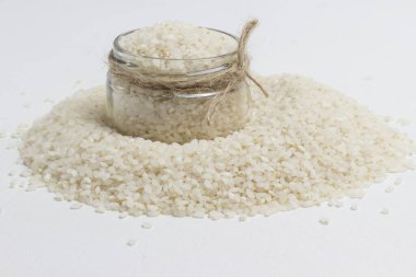 Dengeli protein granola barı. Fındık, tohum, tahıl gevreği vejetaryen atıştırmalıkları, diyet tarifi. Düz yatıyordu. Beyaz arka plan. Boşluğu kopyala