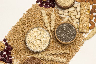 Dengeli protein granola barı. Fındık, tohum, tahıl gevreği vejetaryen atıştırmalıkları, diyet tarifi. Düz yatıyordu. Beyaz arka plan. Boşluğu kopyala