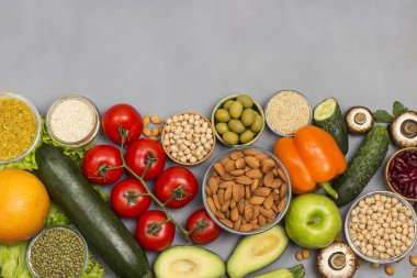 Meyveler, şekerli kivi ve mango. Parlak Renkli Enerji abur cuburları. Sağlıklı vejetaryen yemekleri. Siyah arka plan. Düz yatıyordu