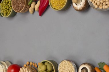 Sebze, fasulye fındığı, kinoa bulgur, nohut. Sağlıklı besin konsepti. Gri arka plan. Düz yatıyordu