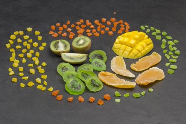 Besleyici atıştırmalıklar. Şekerli meyve, kuru meyve, sağlıklı besin. Siyah arka plan. Düz yatıyordu