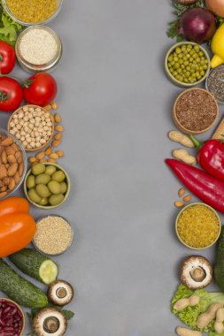 Müsli kahvaltıyı dengeledi. Meyveler, böğürtlen tohumları, fındıklar sağlıklı diyet vejetaryen yemekleri. Düz yatıyordu. Ahşap arka. Boşluğu kopyala