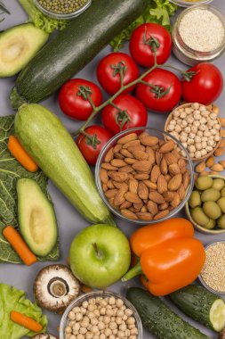 Müsli kahvaltıyı dengeledi. Meyveler, böğürtlen tohumları, fındıklar sağlıklı diyet vejetaryen yemekleri. Düz yatıyordu. Ahşap arka. Boşluğu kopyala