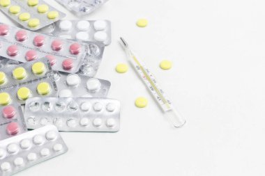 Soğuk algınlığı ve termometreyi tedavi etmek için. Soğuk algınlığı ilaçları. Tıbbi kavramlar ve ilaçlar. Uzayı kopyala Üst görünüm