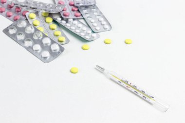 Yeşil yapraklı mum ve spa taşları. Rahatla konsept