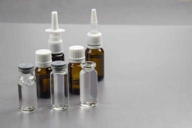 Yeşil yapraklı mum ve spa taşları. Rahatla konsept