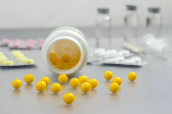 Yeşil yapraklı mum ve spa taşları. Rahatla konsept