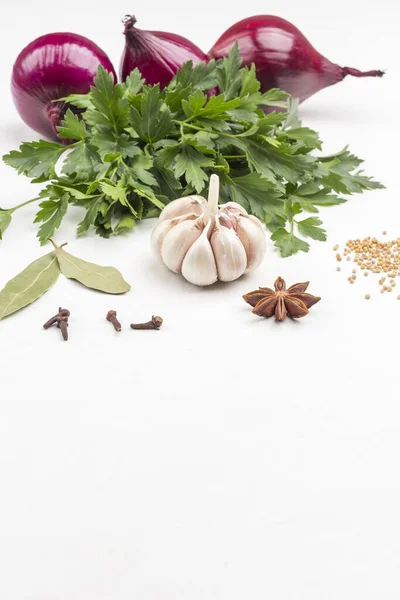 Aglio Cipolla Rossa Spezie Fondo Bianco Mangiare Sano Raffreddore Terapia — Foto Stock