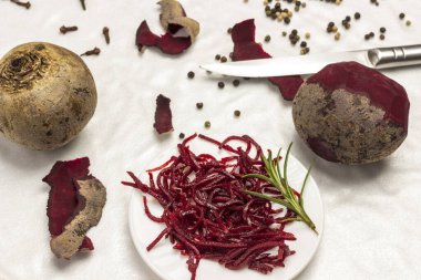 Tabakta mayalanmış pancar. Pancar ve bıçak. Sebze soyuyordum. Sağlıklı kış yemekleri. Ev yapımı Fermantasyon Ürünleri. Beyaz arka plan. Üst görünüm