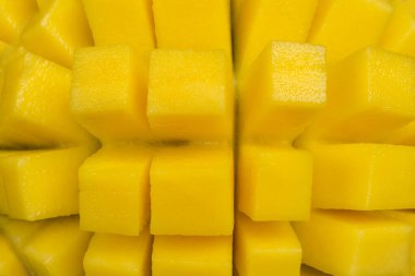 Kesilmiş mango parçaları. Tropik meyveler. Sağlıklı beslenme biçimli mango parçaları. Tropik meyveler. Sağlıklı diyet yemekleri. Yat yere. Yaklaş. Siyah arkaplan