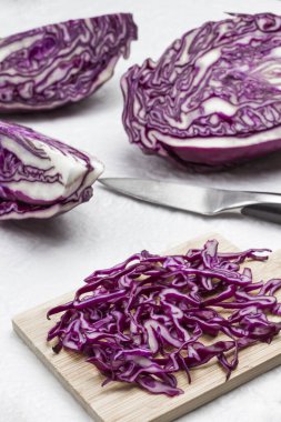 Yarısı kırmızı lahana, dilimlenmiş lahana. Taze vejetaryen yemeği. Beyaz arkaplan