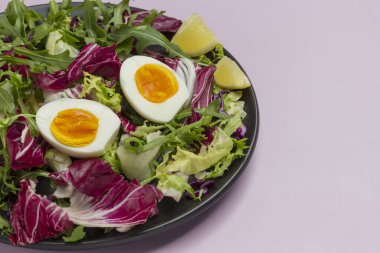 Çok renkli sebze karışımı. Vejetaryen yemeği. Temiz yemek. Düz yatıyordu. Pembe arka plan. Boşluğu kopyala