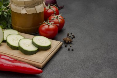 Cam kavanoza yayılmış mayalanmış kabak. Çiğ sebze ve baharat: havuç sarımsak, soğan domates, biberli mısır. Sağlıklı kış besinleri. Fermantasyon Ürünleri. Siyah arka plan. Boşluğu kopyala