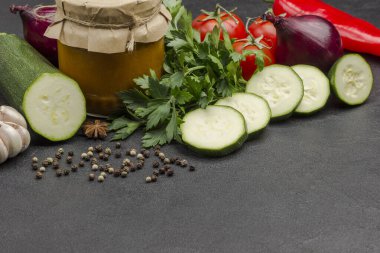 Cam kavanoza yayılmış mayalanmış kabak. Çiğ sebze ve baharat: havuç sarımsak, soğan domates, biberli mısır. Sağlıklı kış besinleri. Fermantasyon Ürünleri. Siyah arka plan. Boşluğu kopyala