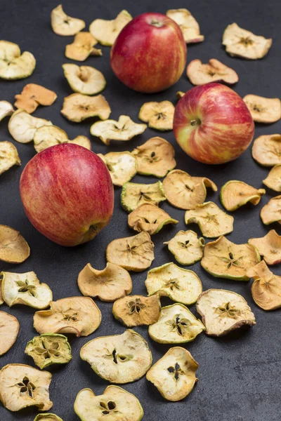 Drei Frische Rote Äpfel Und Scheiben Getrockneter Äpfel Auf Schwarzem — Stockfoto