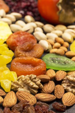 Besleyici ve besleyici bir karışım. Kuru meyve, fındık, şekerli meyve. Doğal bağışıklık kaynağı. Kapat.