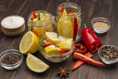 Kavanozda limon ve biber, baharat ve tuz var. Ürünleri mayalamak. Bağışıklığı güçlendirmek için doğal bir ilaç. Üst Manzara. Kapat.